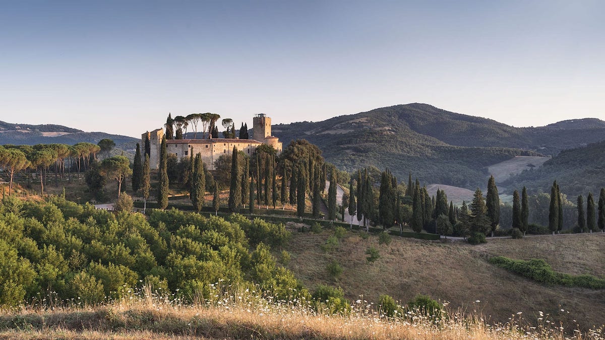 Biến lâu đài 1000 năm tuổi thành khách sạn Castello Di Reschio nguy nga giữa lòng nước Ý