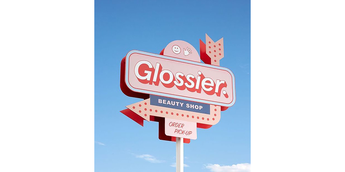 Cửa hàng Glossier Boston có các đường gờ màu xanh nhạt