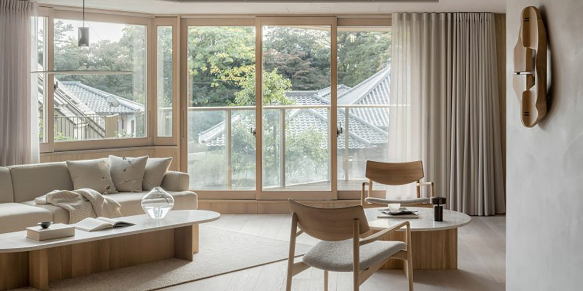 Đồ nội thất bằng gỗ và tác phẩm nghệ thuật trang trí trong Hiroo Residence