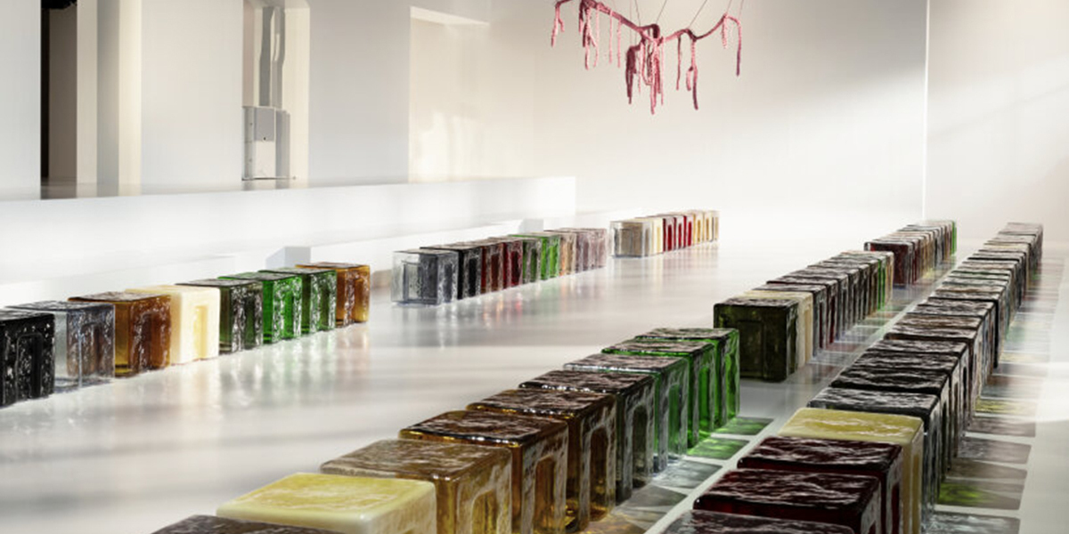 Ghế thủy tinh Murano mô phỏng sóng biển tại show Bottega Veneta Hè 2026